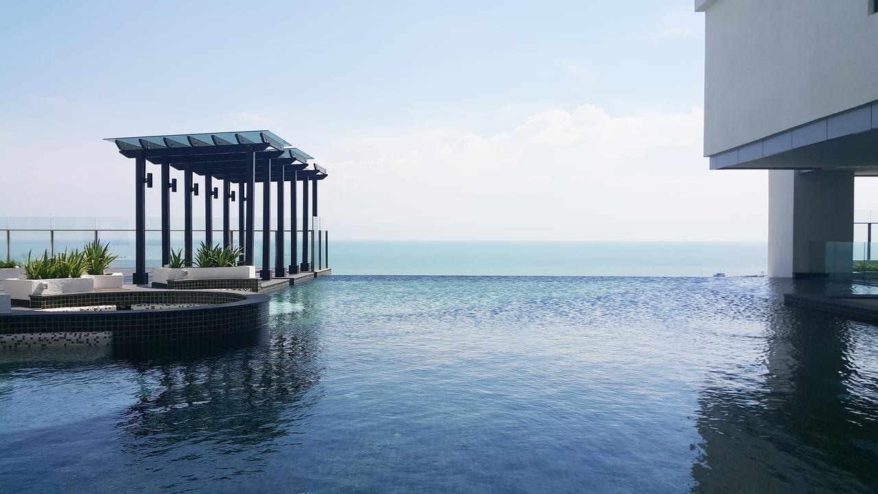 Hatten Place Melaka Εξωτερικό φωτογραφία Infinity pool at the 33rd floor of The View